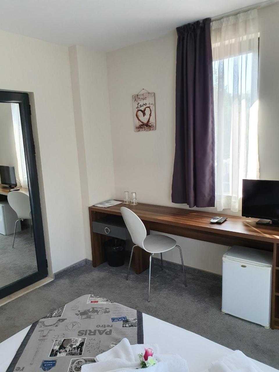 Family Hotel Novel City Burgas by Rom bilde